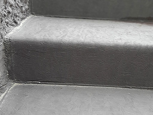 Облицовка ступеней бетонного крыльца в храме на ул. Строителей в Твери