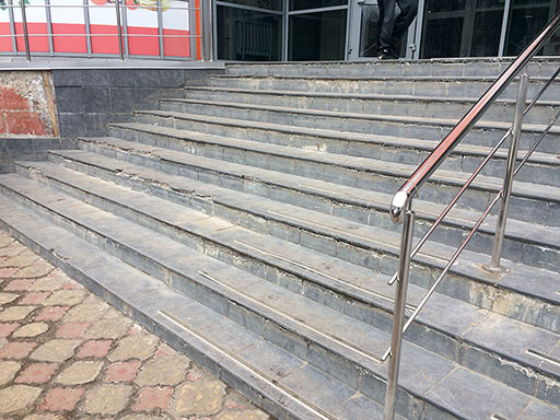Облицовка ступеней лестницы ТЦ 