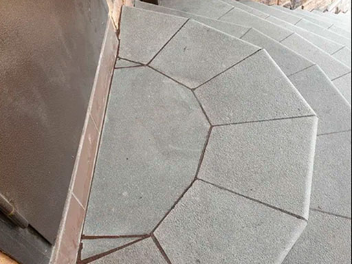 Облицовка ступеней бетонной лестницы полукруглой формы в частном доме