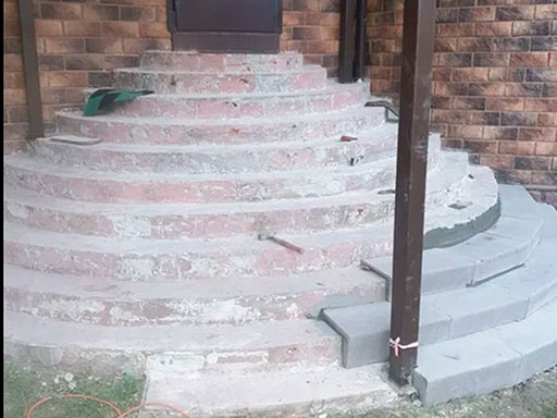 Облицовка полукруглой бетонной лестницы до и после