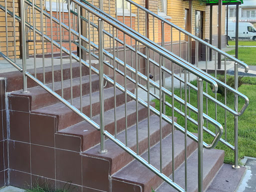 Облицовка крыльца бетонной лестницы в детском саду