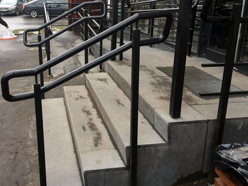 Облицовка ступеней бетонной лестницы пиццерии «Додо пицца»