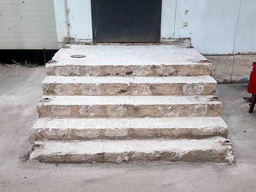 Лестница крыльца МКД в Царицыно до ремонта