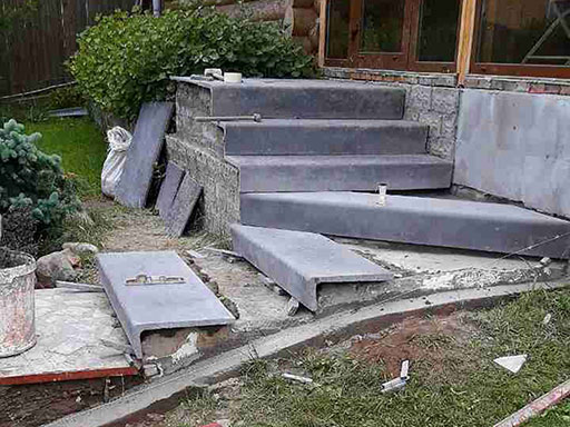 Облицовка бетонных ступеней двухмаршевой лестницы крыльца