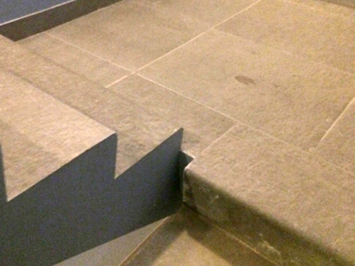 Облицовка ступеней бетонной лестницы торгового дома 
