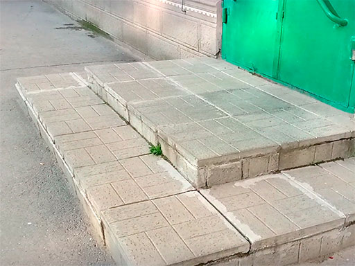 Облицовка ступеней крыльца бетонной плиткой через время