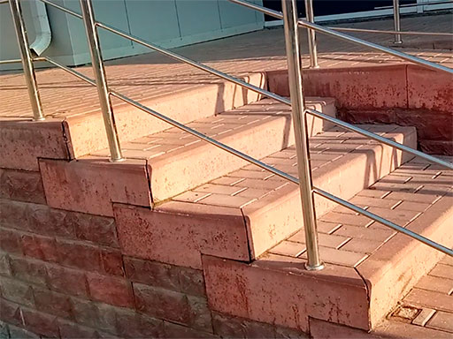 Бетонная лестница торгового центра после облицовки бетонной плиткой