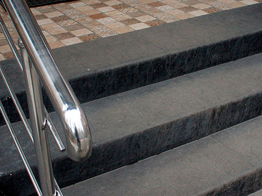 Накладные ступени лестницы возле подъезда МКД на Желябова, 71