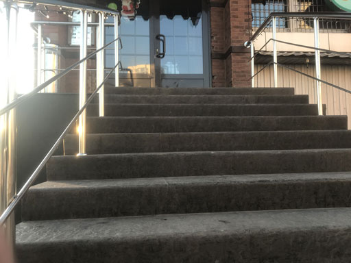 Облицовка входной лестницы на крыльцо Г-образной формы