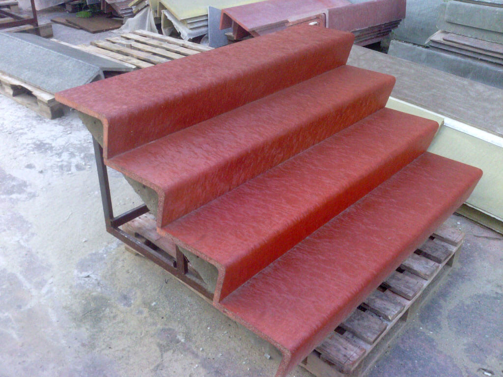 Красные ступеньки. Готовые бетонные ступени для крыльца. Готовые бетонные ступени. Готовые бетонные лестницы для крыльца. Готовые лестницы для крыльца из бетона.
