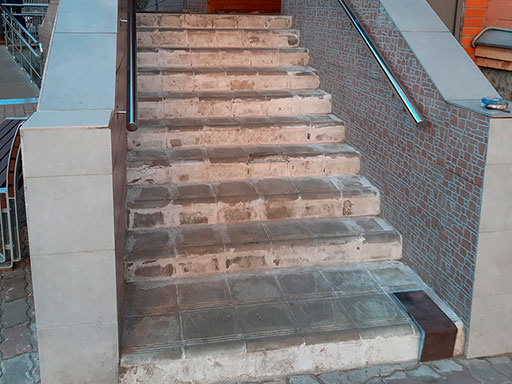 Бетонная лестница дома в Химках до ремонта