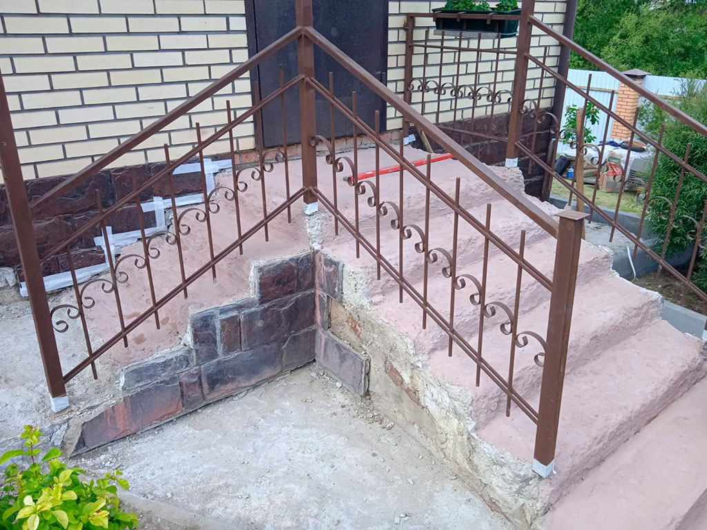 Лестница крыльца дома в Калуге до отделки