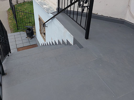 Облицовка ступеней бетонного крыльца клиники Фомина в Твери