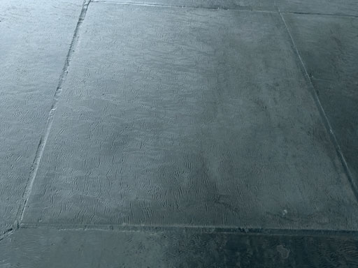 Облицовка бетонной лестницы офиса транспортной компании