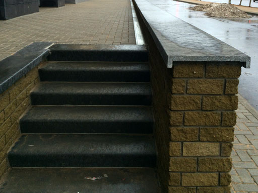 Монтаж ступеней на бетонную лестницу подъезда многоэтажного жилого дома