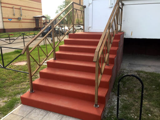 Облицовка бетонной лестницы краской