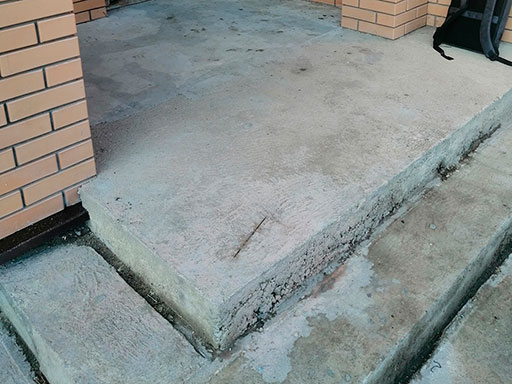Облицовка бетонной лестницы на улице в Краснознаменске