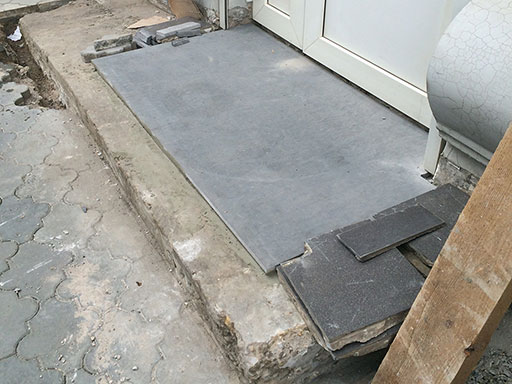 Облицовка ступеней бетонного крыльца административного здания в Твери