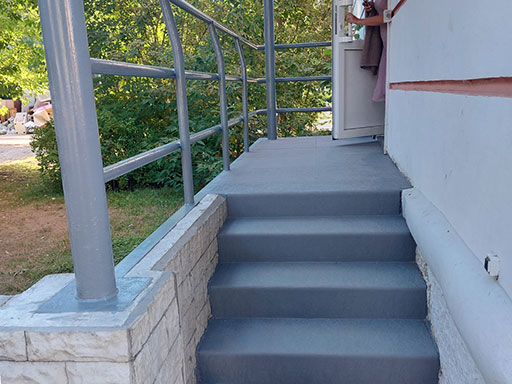 Облицовка бетонной лестницы фотосалона красоты