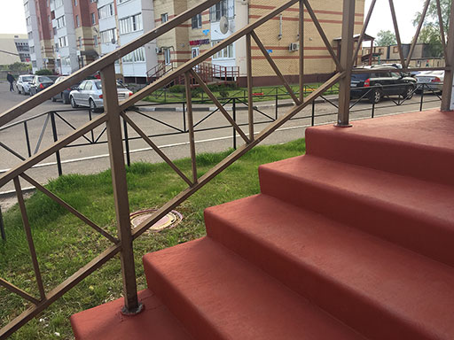 Уличные бетонные лестницы крыльца
