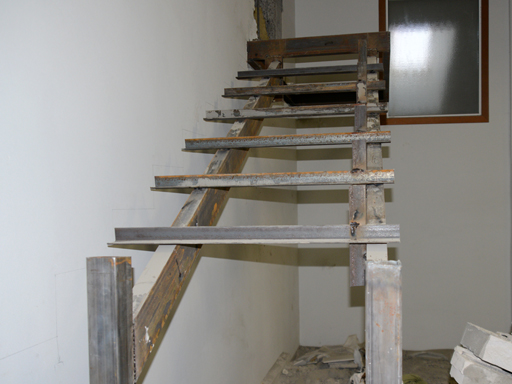 Монтаж лестницы в многоуровневой квартире