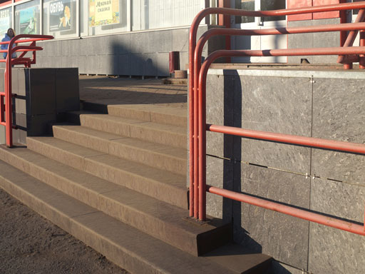 Облицовка бетонной лестницы по технологии C3 возле магазина 