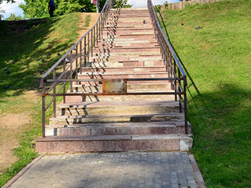 Ремонт лестницы возле Мазиловского пруда