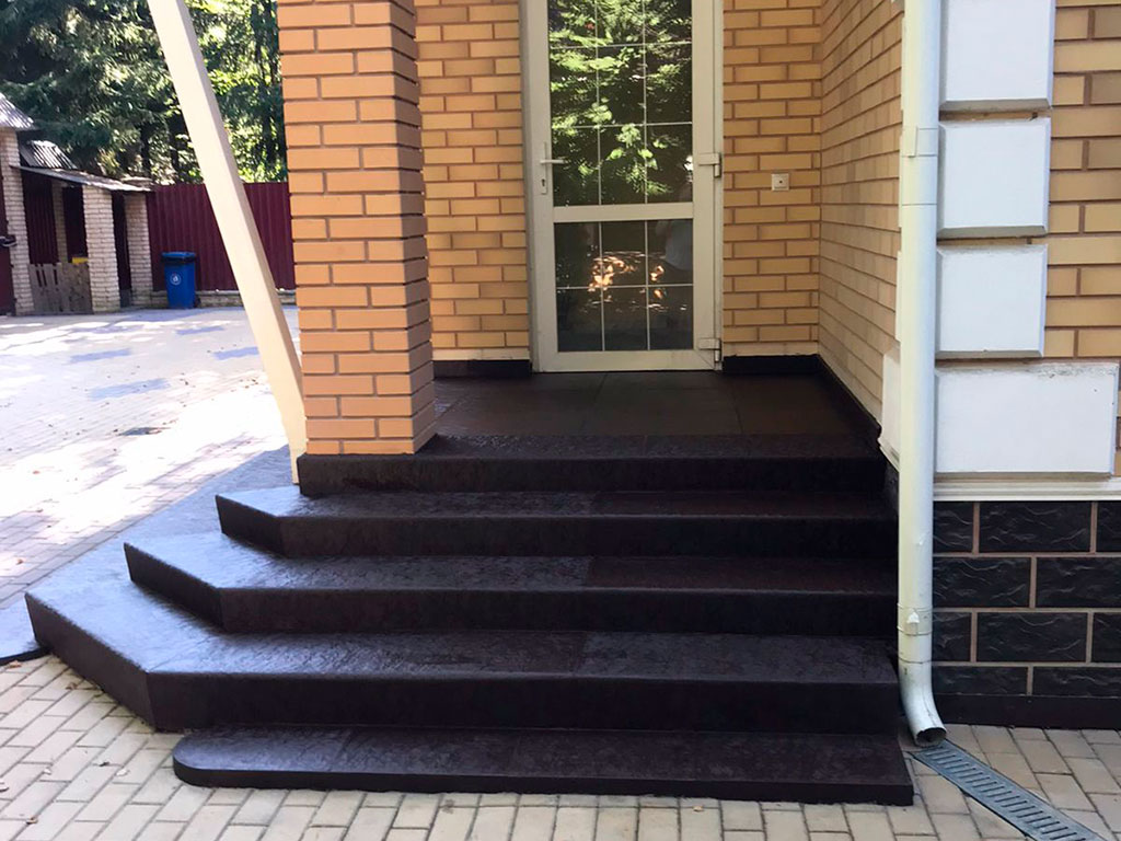 Облицовка бетонной лестницы сложной формы в г. Одинцово