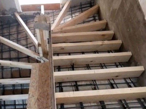 Установка бетонной лестницы на второй этаж из бетона на семь забежных ступеней