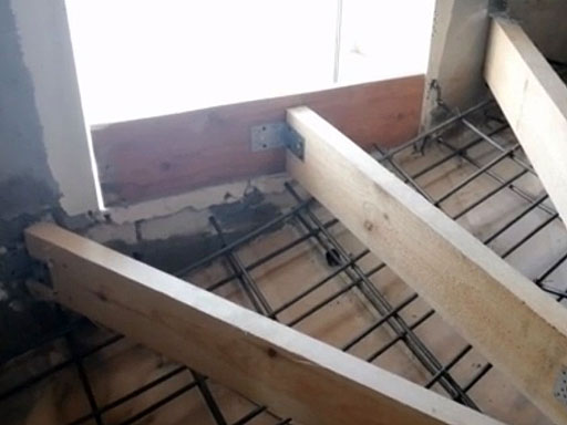 Установка бетонной лестницы на семь забежных ступеней