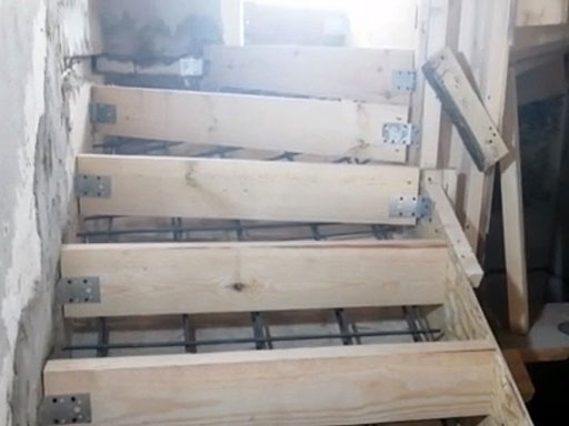 Установка лестницы из бетона на 7 забежных ступеней