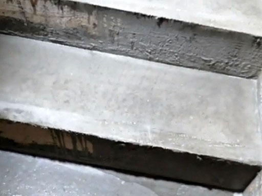 Установка лестницы из железобетона на семь забежных ступеней