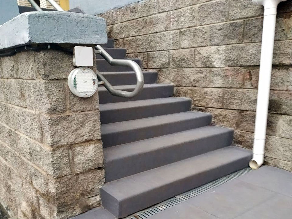 Металлическая лестница с бетонными ступенями и площадкой