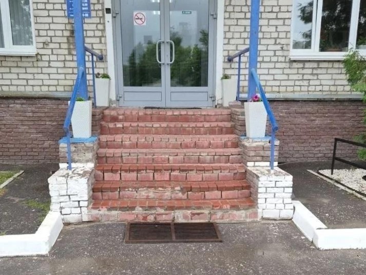 Старая брусчатка на крыльце до ремонта