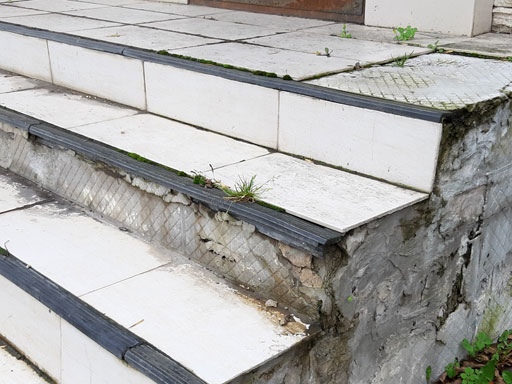 Облицовка бетонных лестниц нескользкой плиткой