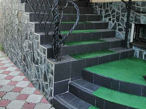 Облицовка бетонных лестниц частного дома в Ногинске 