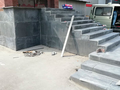 Ремонт уличной лестницы бара: укладка накладок на ступени и плит C3