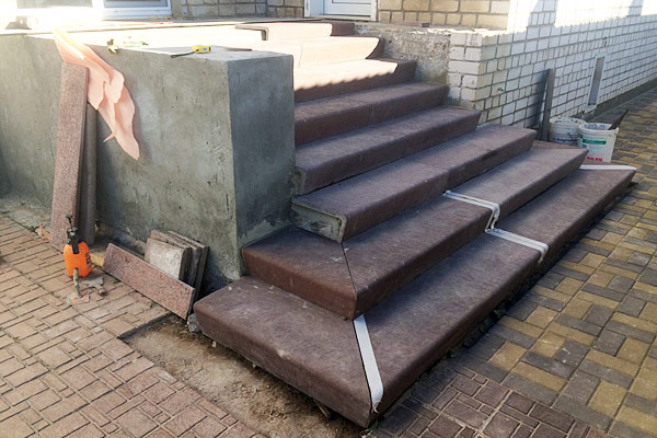 Облицовка бетонной входной лестницы