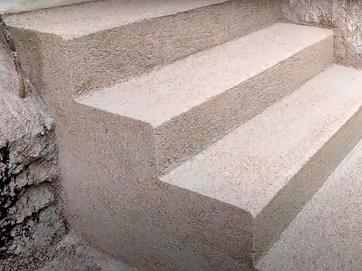 Облицовка ступеней лестницы сухой и жидкой бетонной смесью