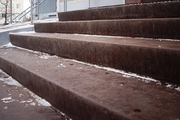 Облицовка ступеней бетонных лестниц в подъездах многоквартирного жилого дома