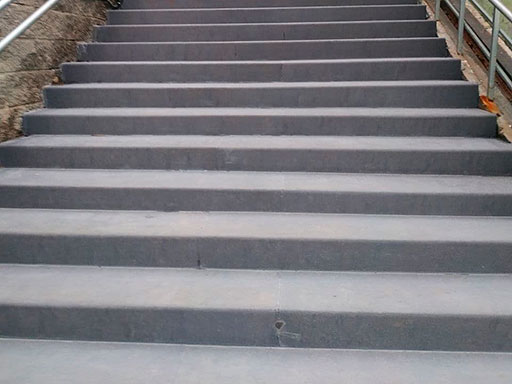Облицовка ступеней крыльца бетонной лестницы