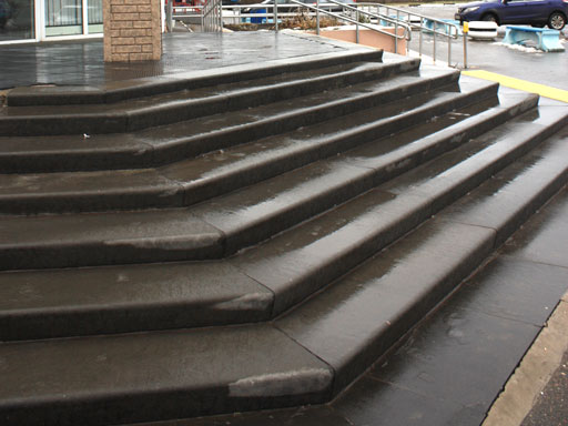 Облицовка бетонных лестниц зимой