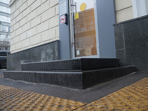 Отделка бетонных уличных ступеней