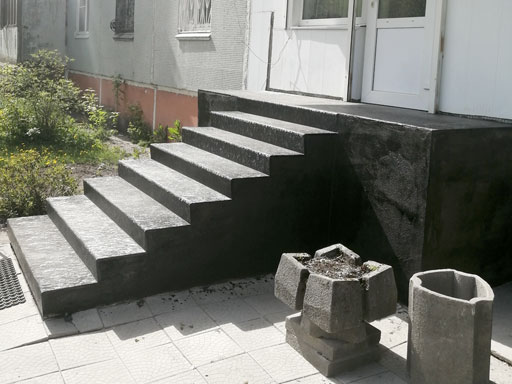 Готовая лестница на бетонном косоуре