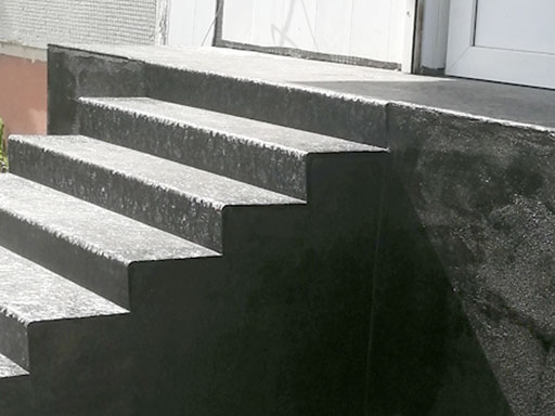 Готовая металлическая лестница на бетонном косоуре