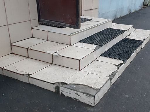 Некачественная облицовка ступенек бетонного крыльца плиткой