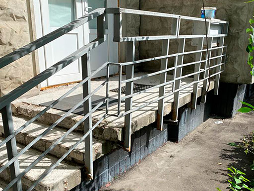 Лестница бетонного крыльца дома на ул. Пестеля, 6 до отделки