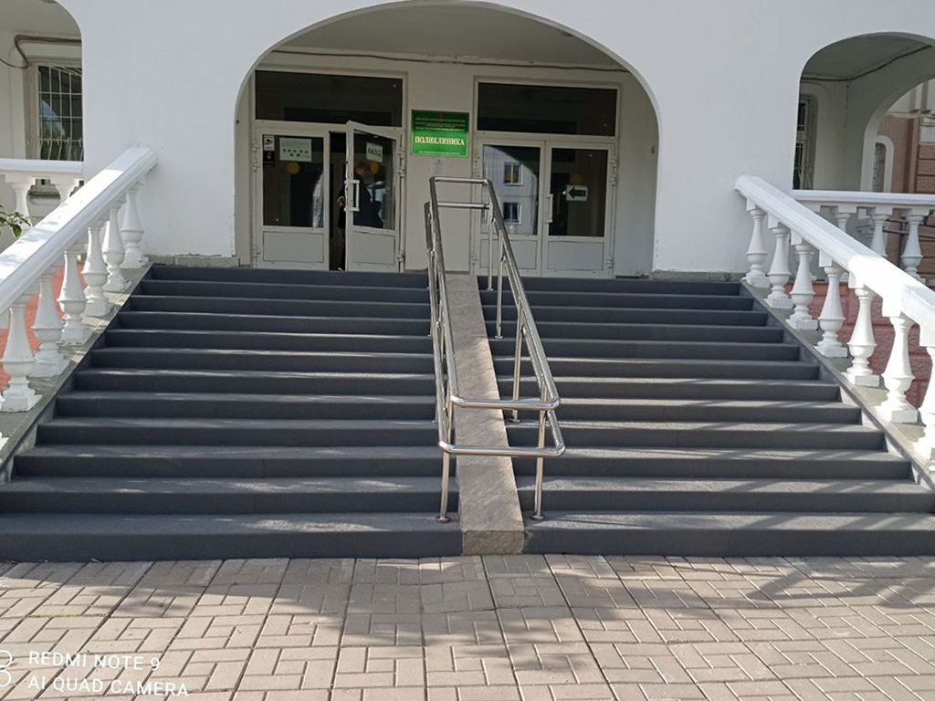 Лестница на крыльцо клиники при ТГМА в Твери
