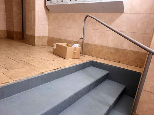 Облицовка ступеней лестницы из бетона в ЖСК 