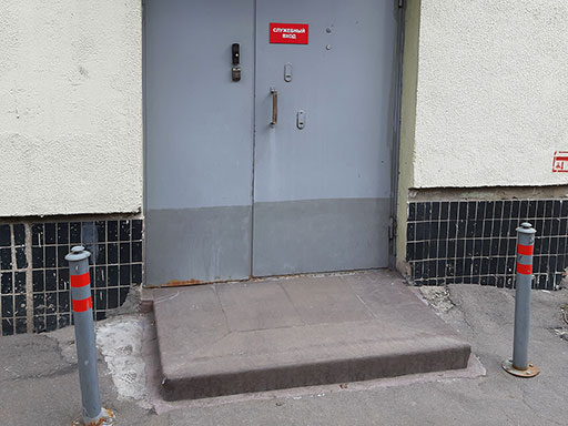 Облицовка бетонной лестницы магазина на улице Планерной спустя 2 года